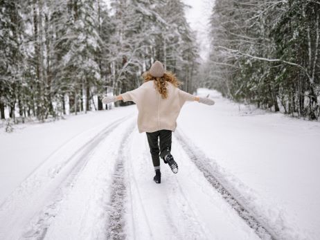 Frau im Schnee klein.jpg